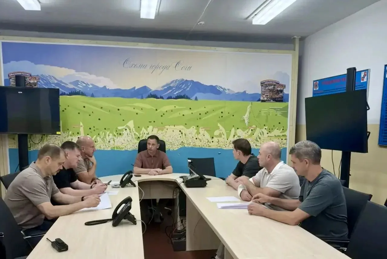 ❗️В Сочи сохраняется угроза атаки БПЛА. О случаях падения обломков и связанных с ними ч...