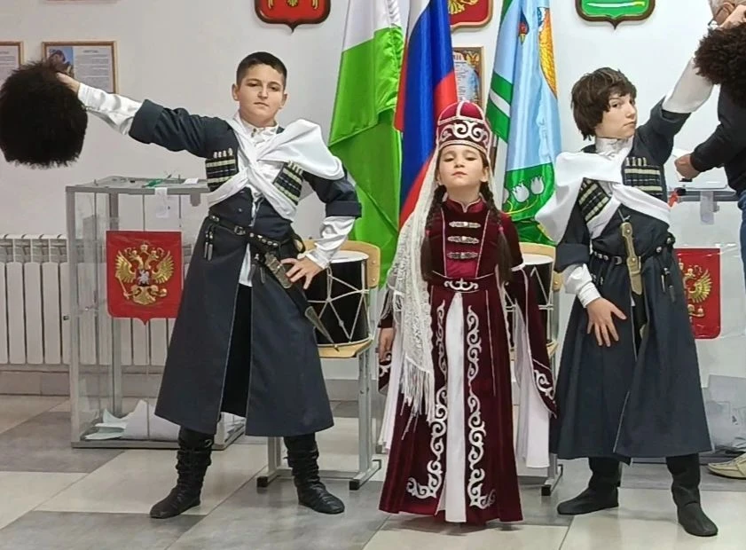 С Днём адыгов! Пусть хранят вас обычаи предков, пусть будет мир в доме, достаток в семь...