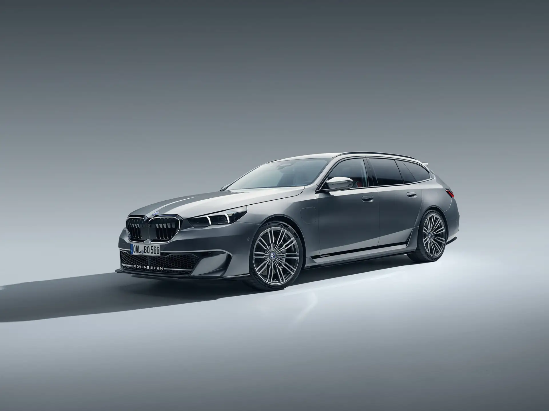 Представлена новая "Старая Alpina" от "Bovensiepen Automobile" - Универсал "Bovensiepen 05 GT".
Брат