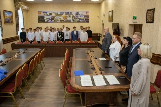 Школьникам торжественно вручили свидетельства о первой профессии

В зале администрации Ухты прошла т