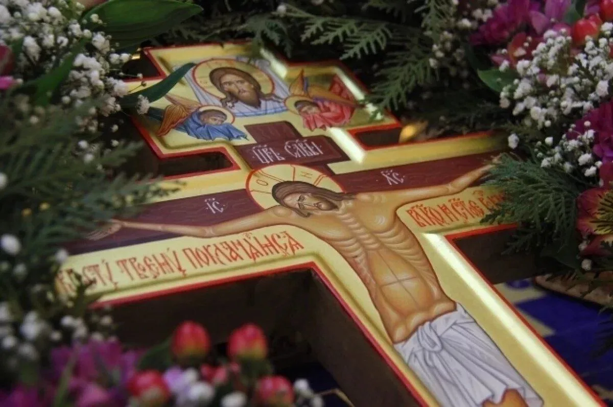 Огради́ мя, Го́споди, си́лою Честна́го и Животворя́щаго Твоего́ Креста́, и сохра́ни мя ...