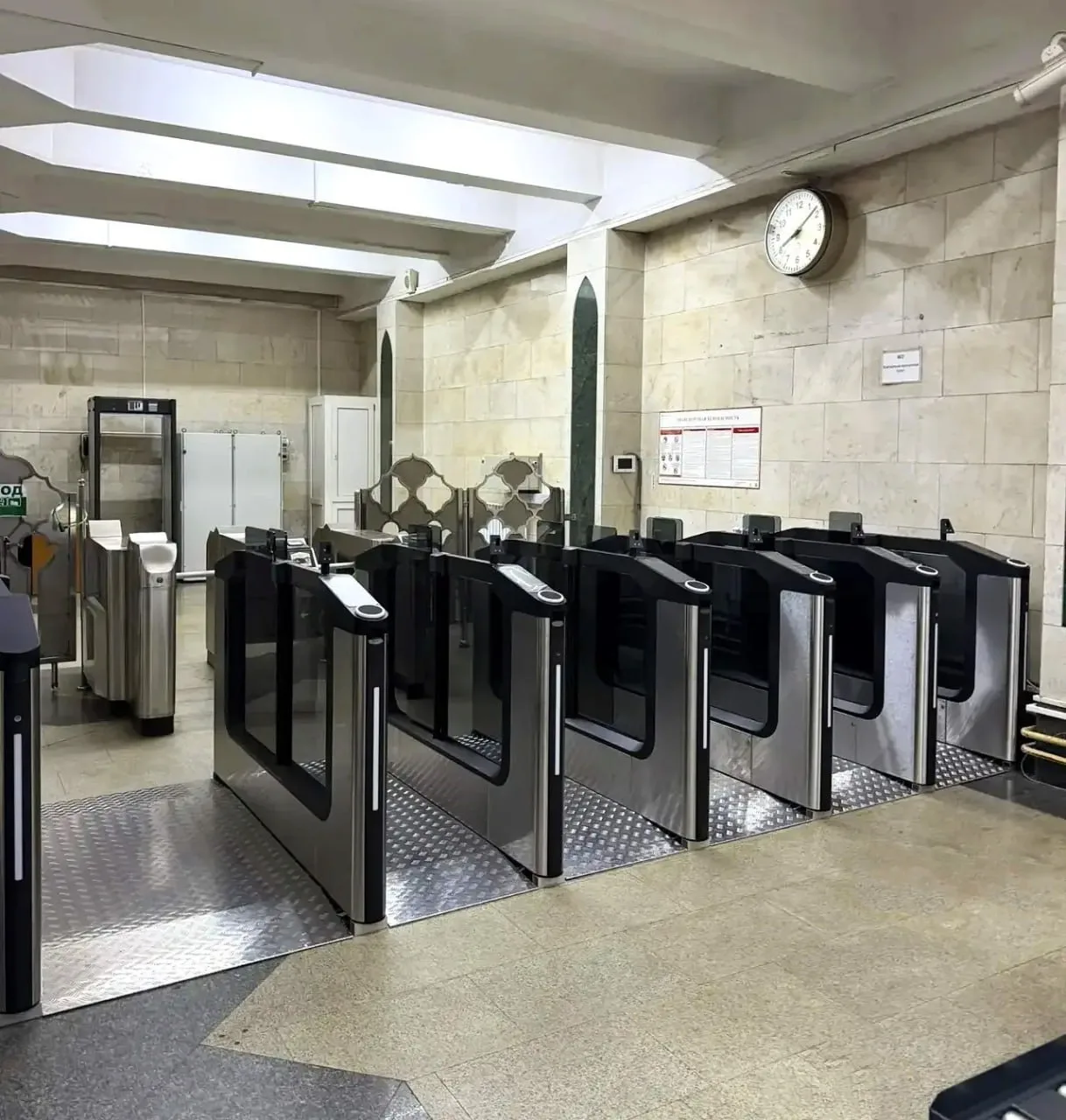 🚇 В Казани на станции метро «Площадь Тукая» обновляют турникеты