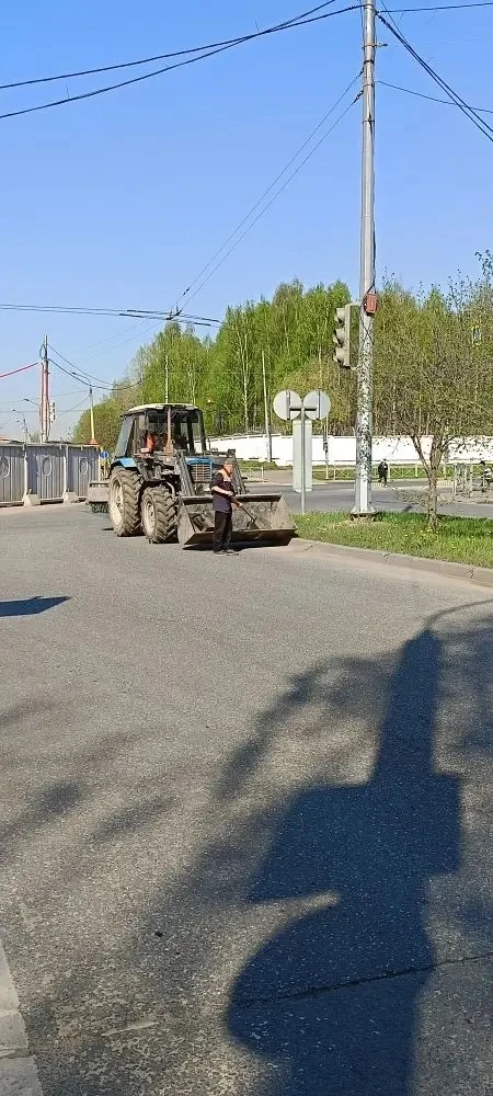 Чистота в режиме нон-стоп 🧹  Пока мы спим, район уже приводят в порядок. Сегодня бригады продолжают 