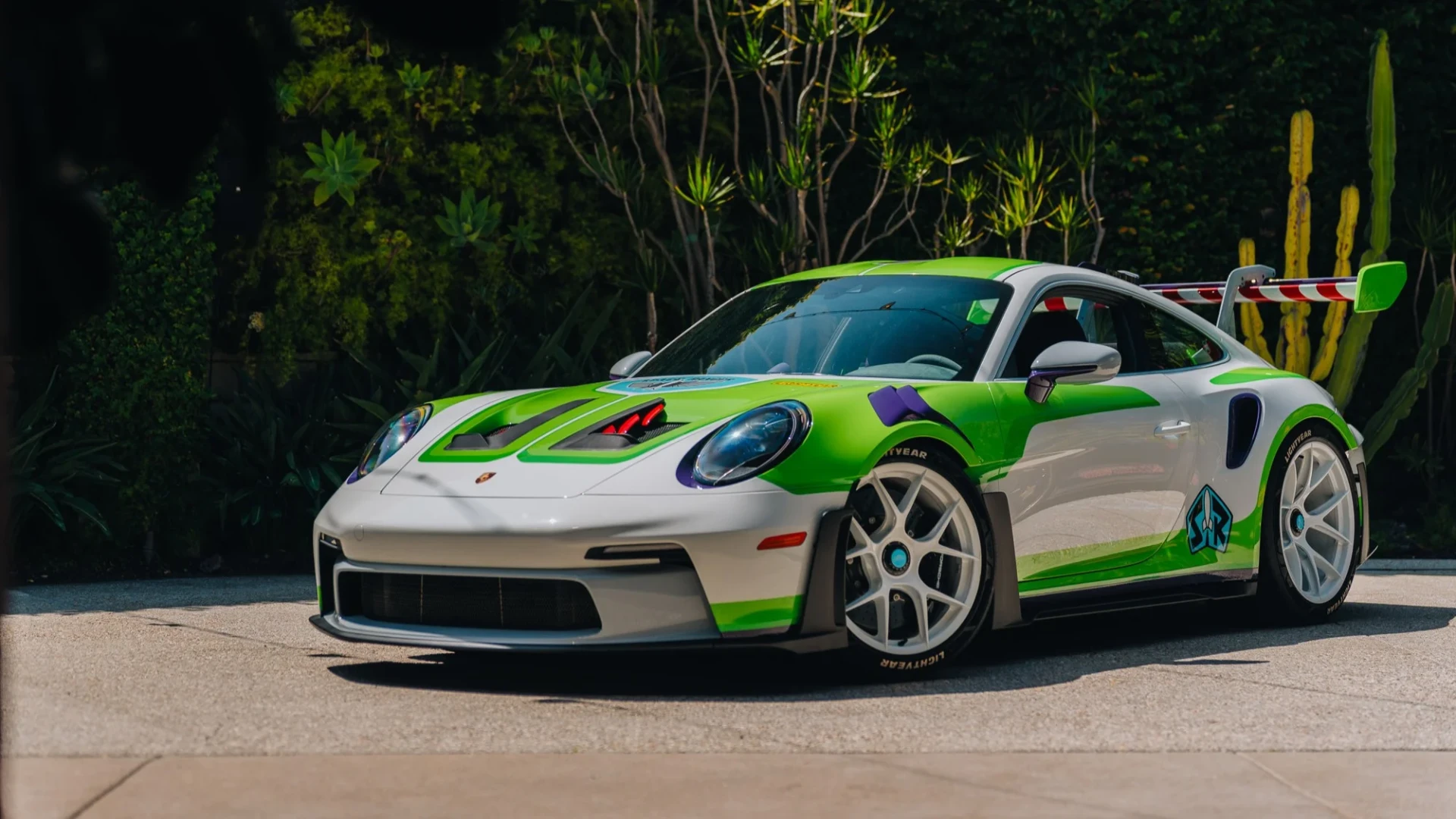 🏎 Porsche показала 3 уникальных спорткара в стиле Disney

Porsche представила три особых версии сво
