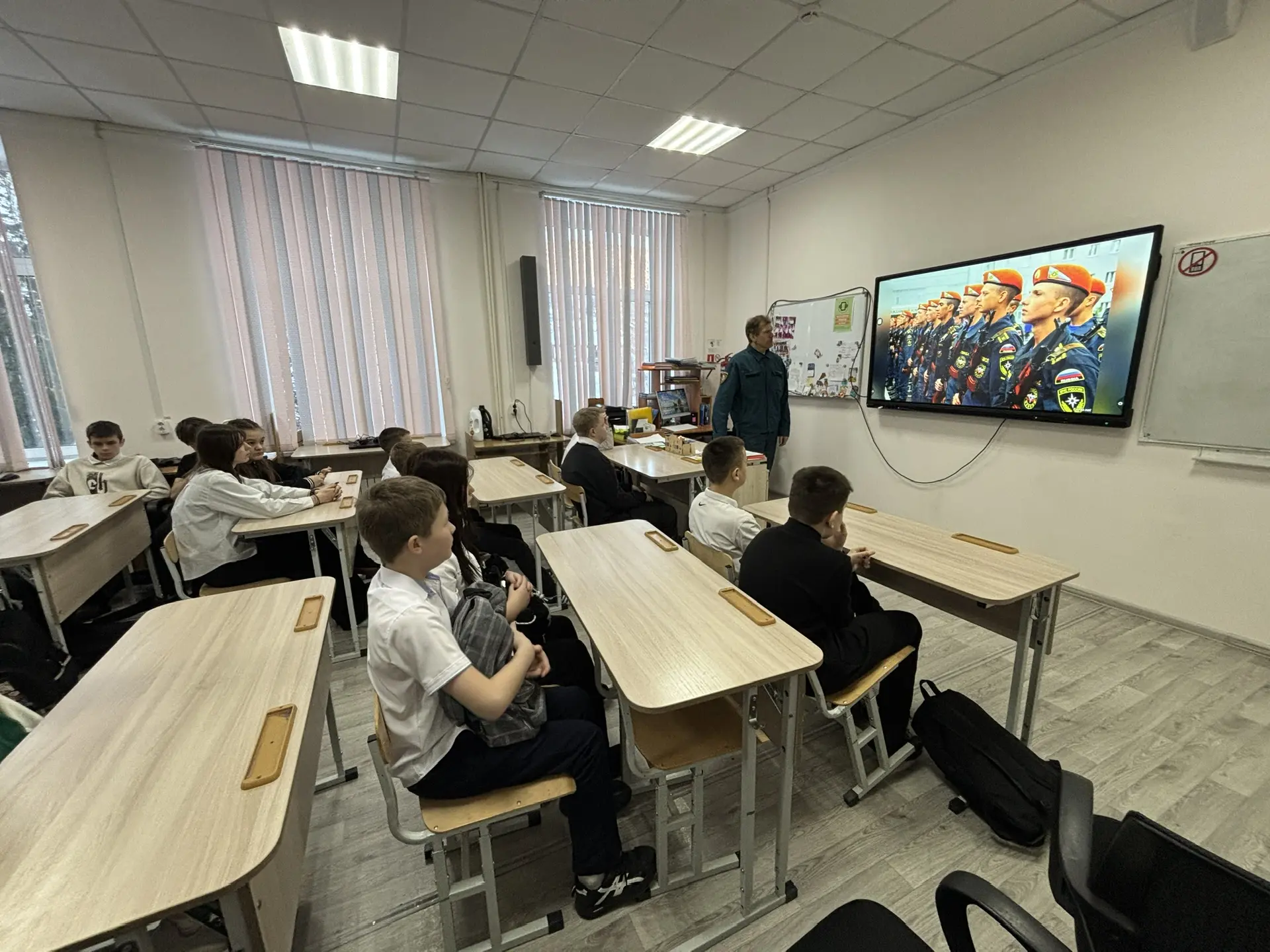 1 марта - Всемирный день гражданской обороны! На классном часе с учащимися провел бесед...