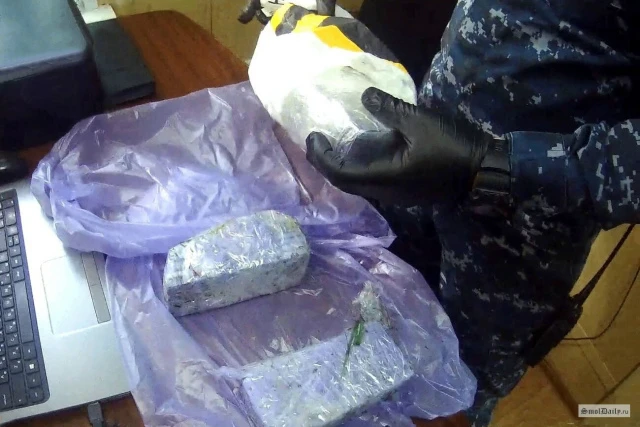 В Смоленске мужчину задержали при попытке перебросить в колонию 15 телефонов и SIM-карты