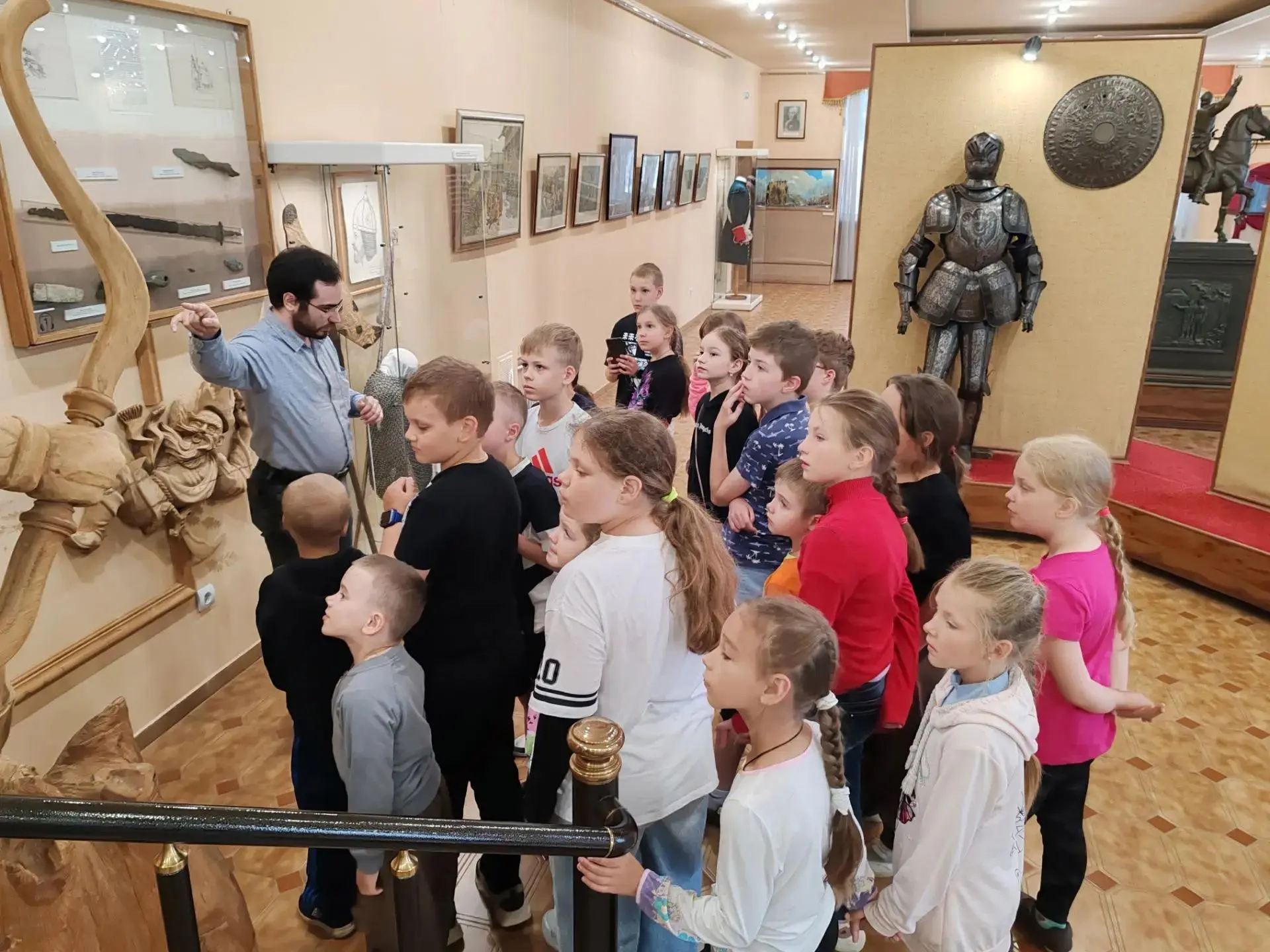 Солнечные лучи в истории: наши ребята в военно-историческом музее! ☀