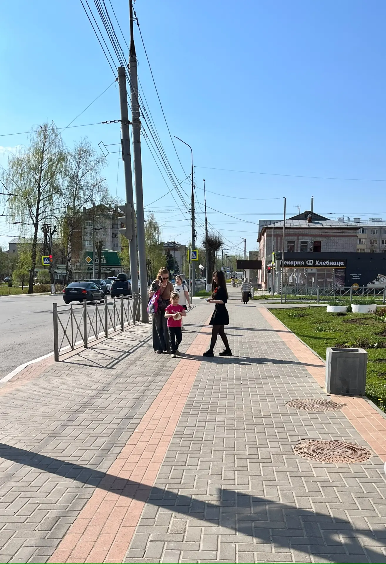 День памяти и уважения: акция «Георгиевская ленточка».  Сегодня учащиеся 10б класса Медведевской гим