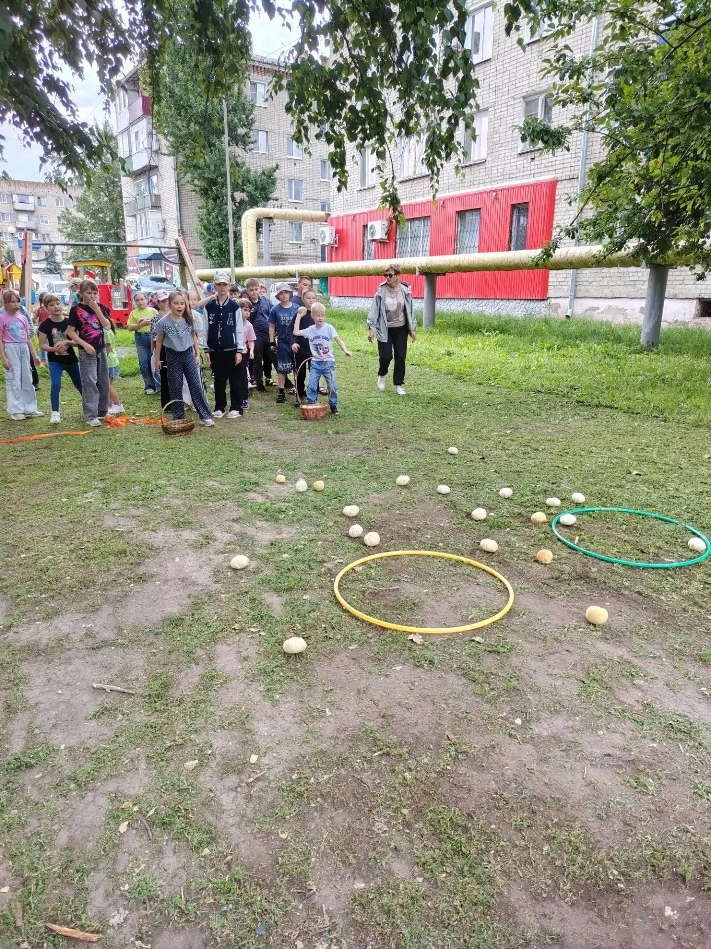 Солнечный сквер у ЦТиД превратился в эпицентр незабываемых летних приключений для воспитанников летн