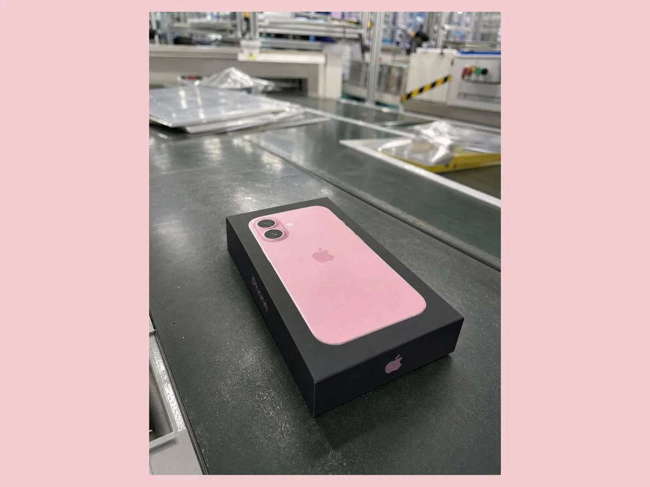 Инсайдер Majin Bu выложил фото коробки iPhone 18. Он сообщил, что смартфон немного увел...