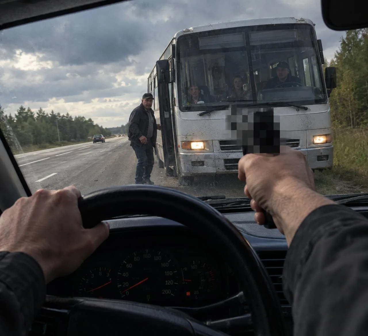❗️Ему не уступили дорогу - за это он остановил автобус и пальнул из револьвера в сторон...