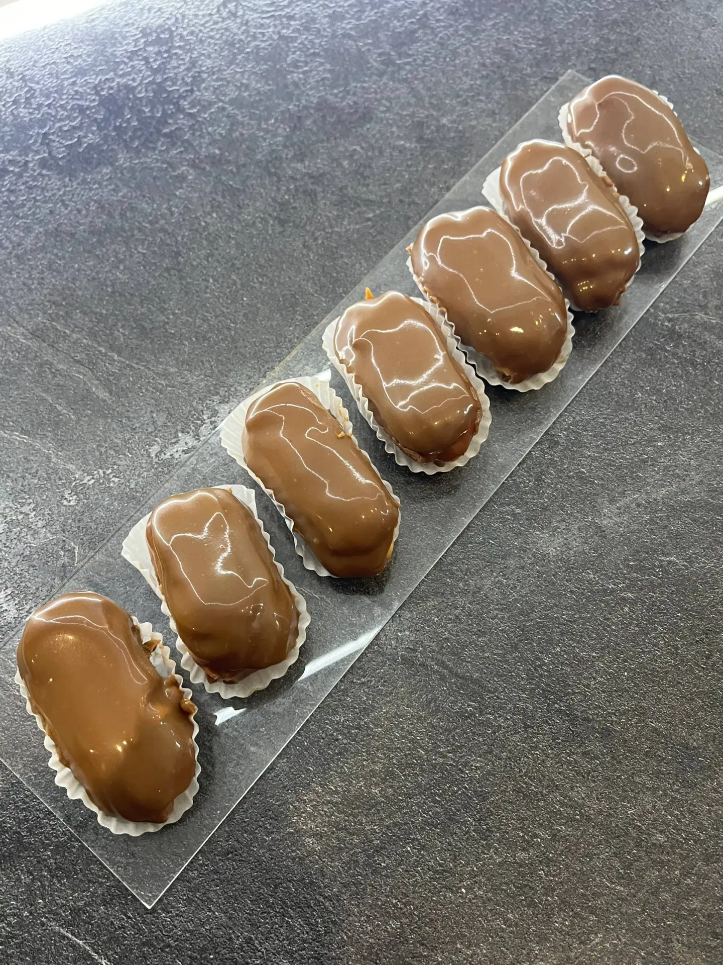 Мини эклеры появились на витрине Чавайна 8 🤎🤤