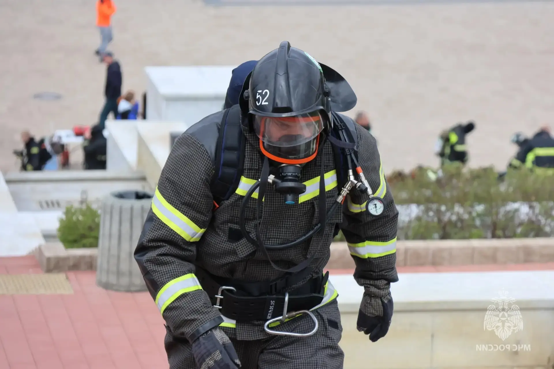 🧑‍🚒Площадь Славы в Самаре собрала пожарных и спасателей на масштабный праздник  В преддверии знамена