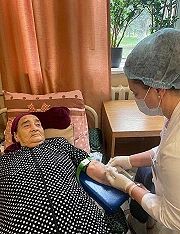 Внутривенное струйное введение лекарственных средств маломобильным жильцаи дома-интерната
