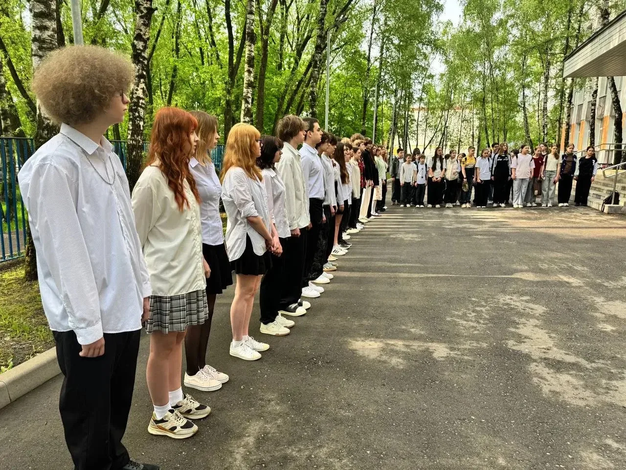 🇷🇺Начали учебную неделю с торжественного поднятия флага, исполнения гимна Российской Федерации и «Ра