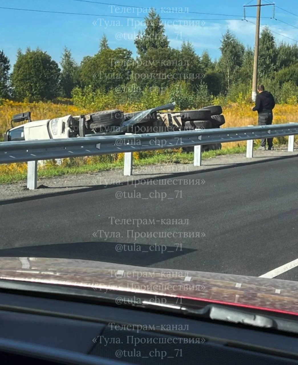 ДТП на Калужском шоссе: грузовик улетел в кювет и снес отбойник.