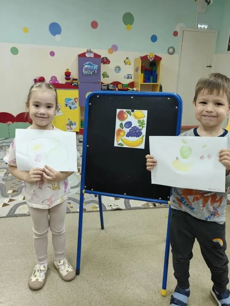 🪄Сегодня в средней группе проходило рисование🎨 на тему «кузовок с фруктами»  🍇с обводкой по конту