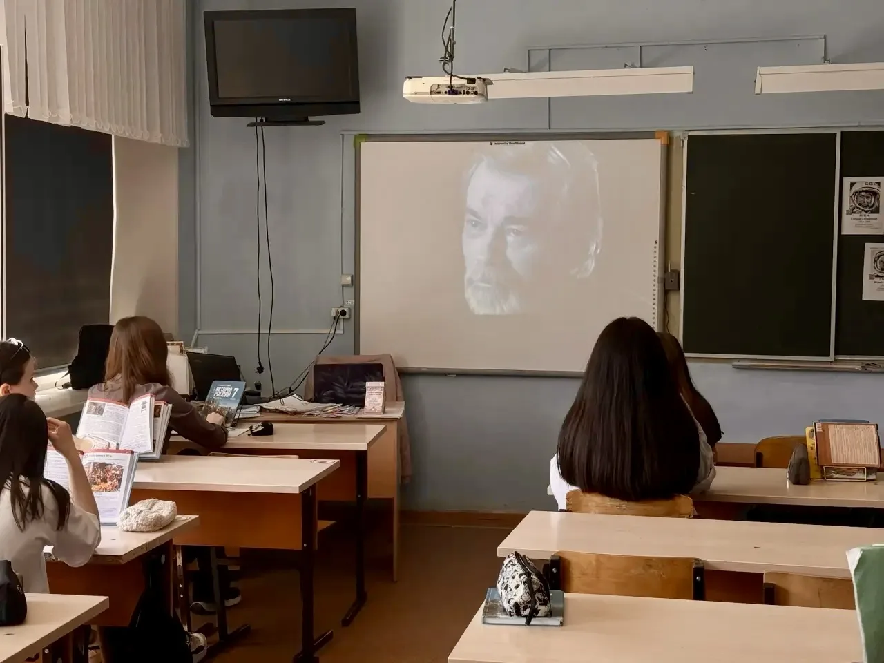 🎬 В МОУ «Гимназия №4» прошла акция «Кино Победы»  В рамках марафона «Наследники Победы» в нашей гимн