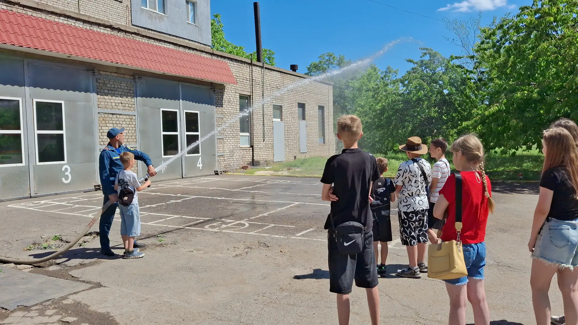 Экскурсия в Пожарную часть №18: урок безопасности для школьников

9 июня учащиеся 3-А и 7-Б классов 