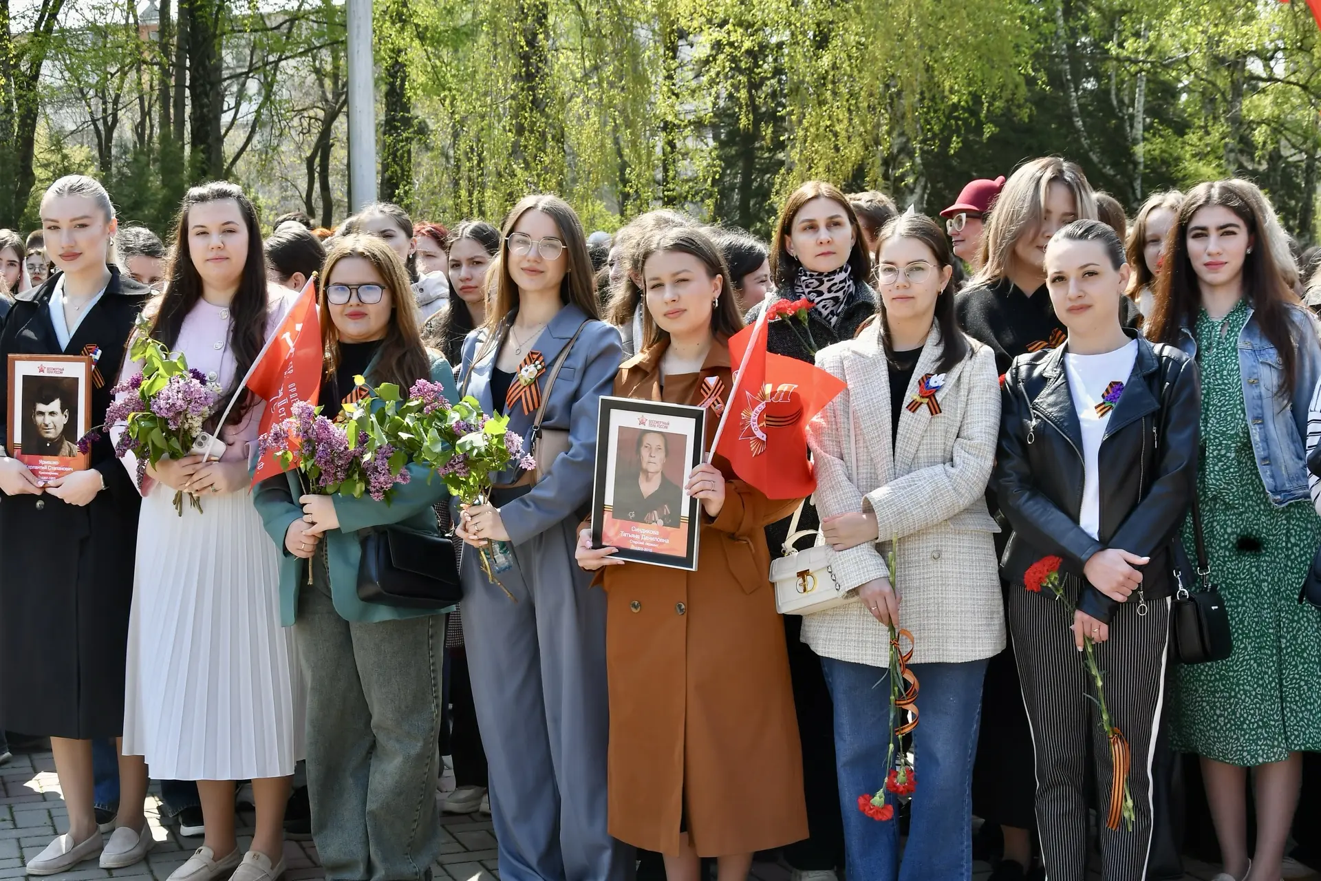 ЖИВАЯ СВЯЗЬ ВРЕМЕН: СТУДЕНТЫ И СОТРУДНИКИ СГПИ ПОЧТИЛИ ПАМЯТЬ ГЕРОЕВ ВЕЛИКОЙ ОТЕЧЕСТВЕННОЙ ВОЙНЫ У М