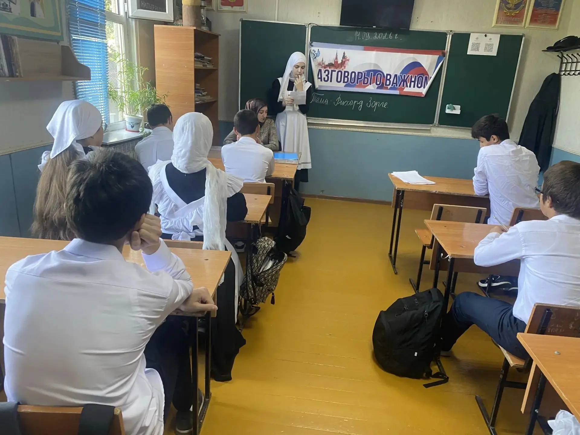 🇷🇺Понедельник в школе начался традиционно  с поднятия флага Российской Федерации  и и...