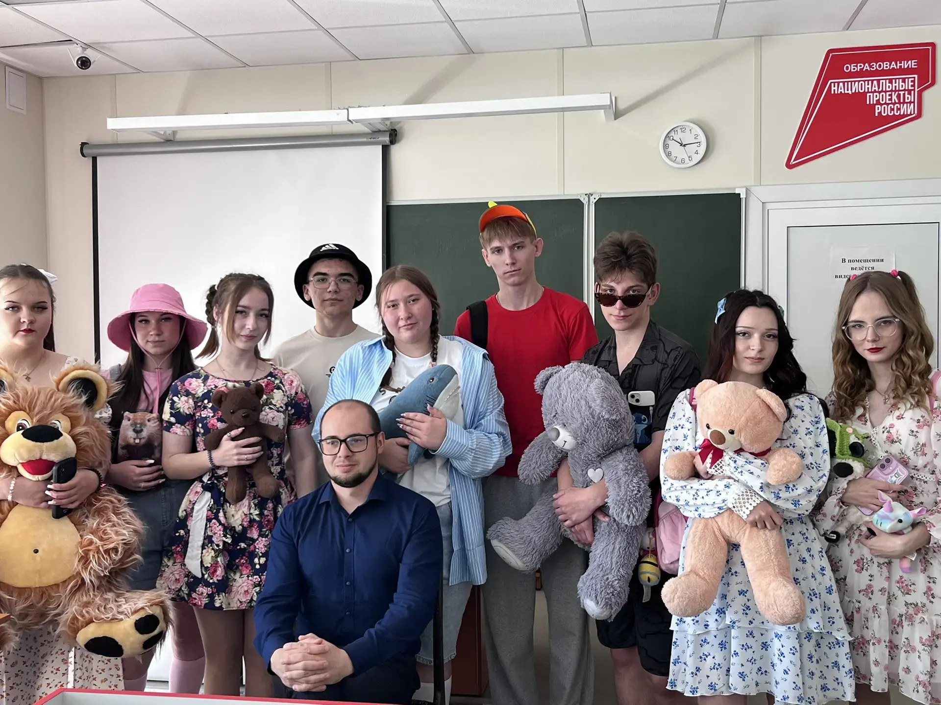 Сегодня в школе совсем не так, как бывает каждое школьное утро! Сегодня у наших одиннад...