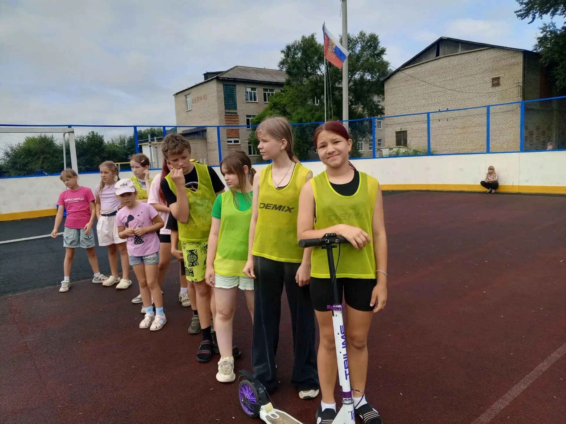 ☀️ В лагере — настоящие самокатные гонки! Ребята состязались, выполняя самые разные зад...