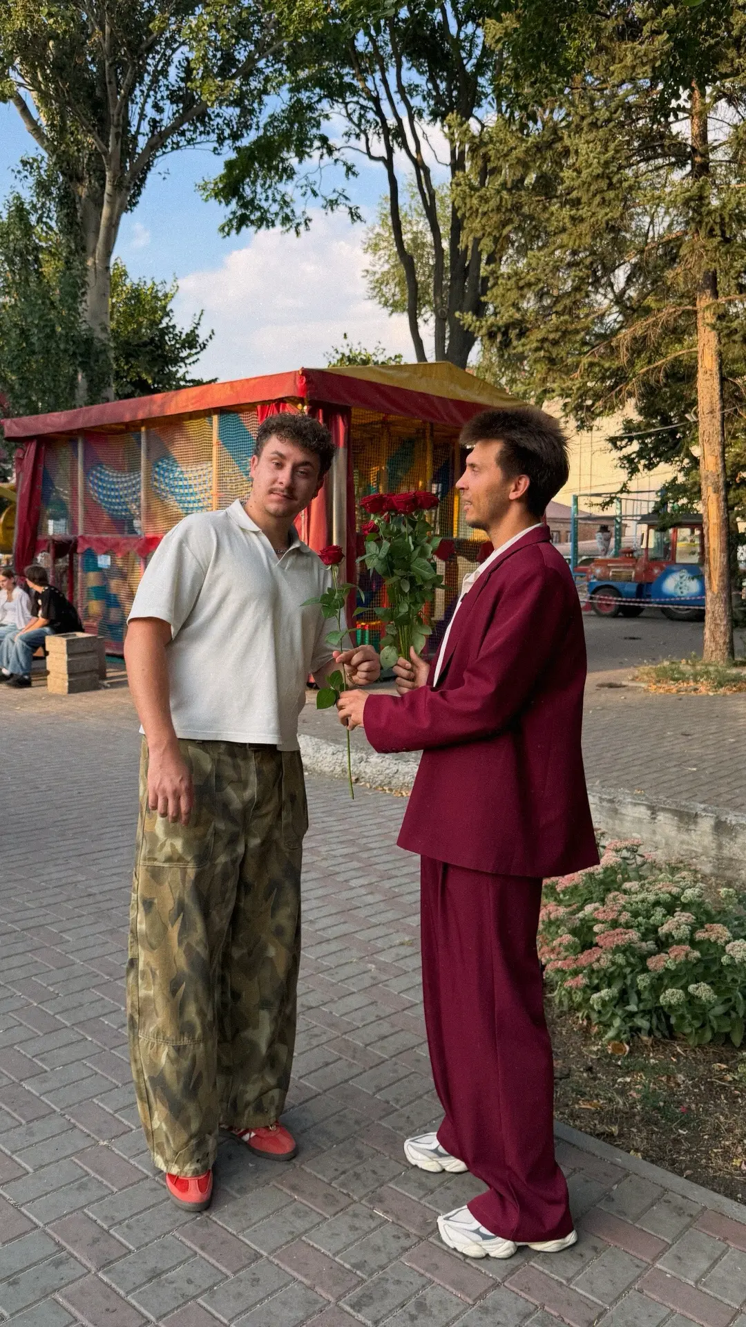 ПОДПИСЧИК РАЗДАЛ РОЗЫ