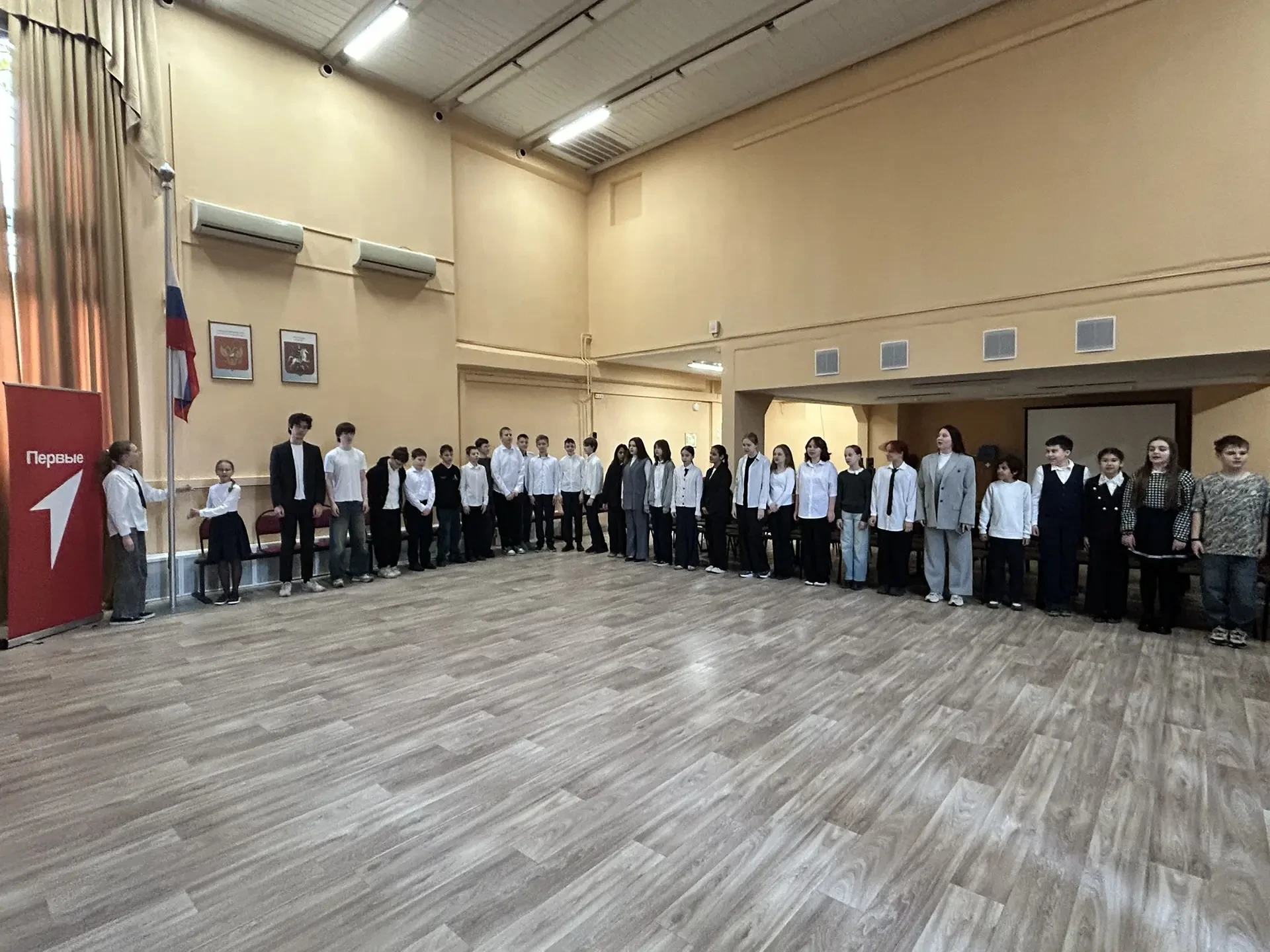🔥 Утро понедельника началось с традиционной Церемонии поднятия Государственного флага РФ!  После лин
