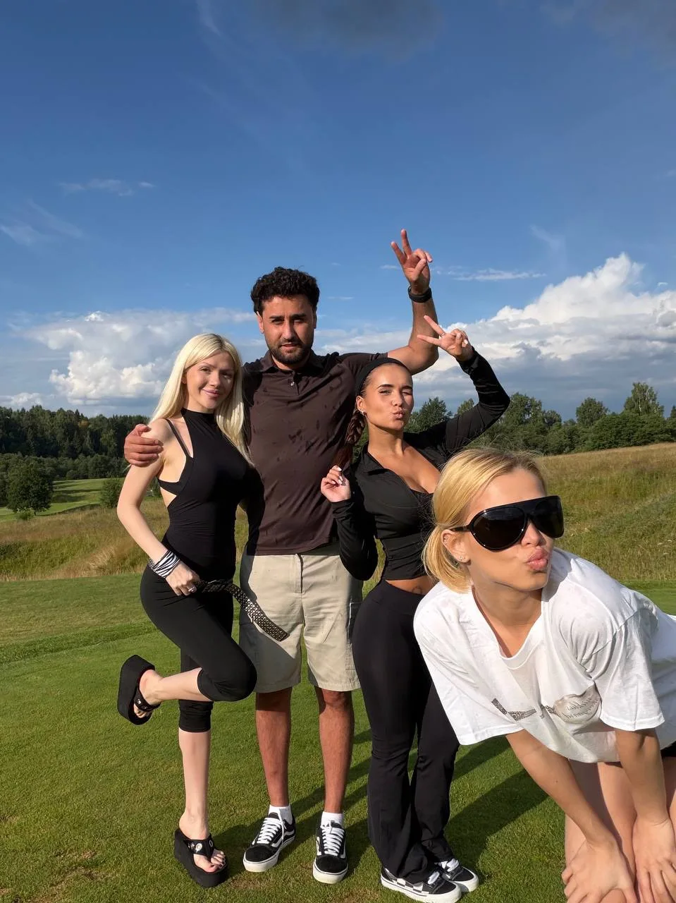 мы вчера гоняли на гольф⛳️

прикиньте? я ниразу не играла раньше в него, мы с девочками вчера играли