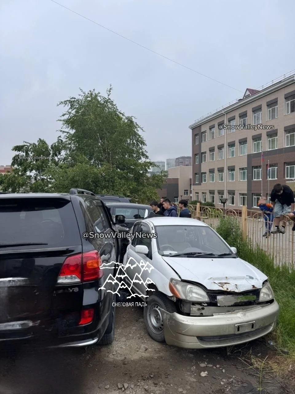 🫣🤯 Во Владивостоке в Снеговой пади возле 83 школы подросток за рулем устроил массовое ДТП

По сооб