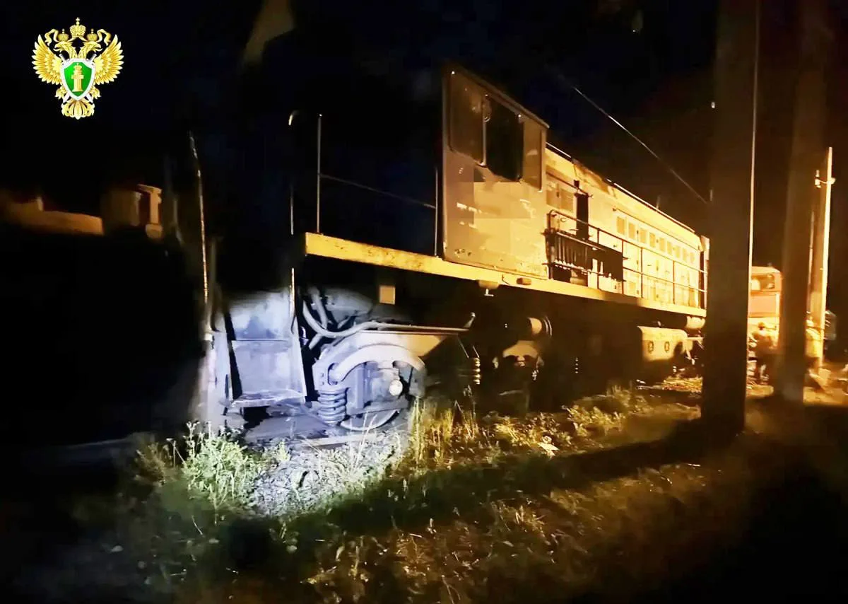Тепловоз и два вагона сошли с рельсов между Ачинском и Назарово

Накануне около 23 часов на станции 