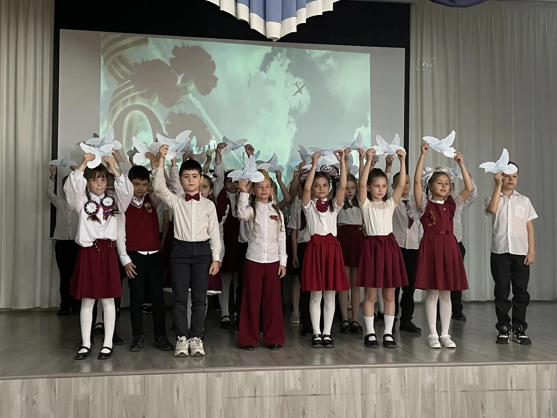 В преддверии 9 Мая ученики начальной школы приняли участие в акции «Классика Победы», посвящённой 81