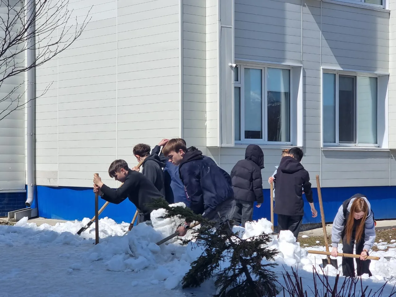 💪 Разворошили последний снег!❄️➡️🌱  ☀️Сегодня пятница, а это значит, что учителя и гимназисты снова 