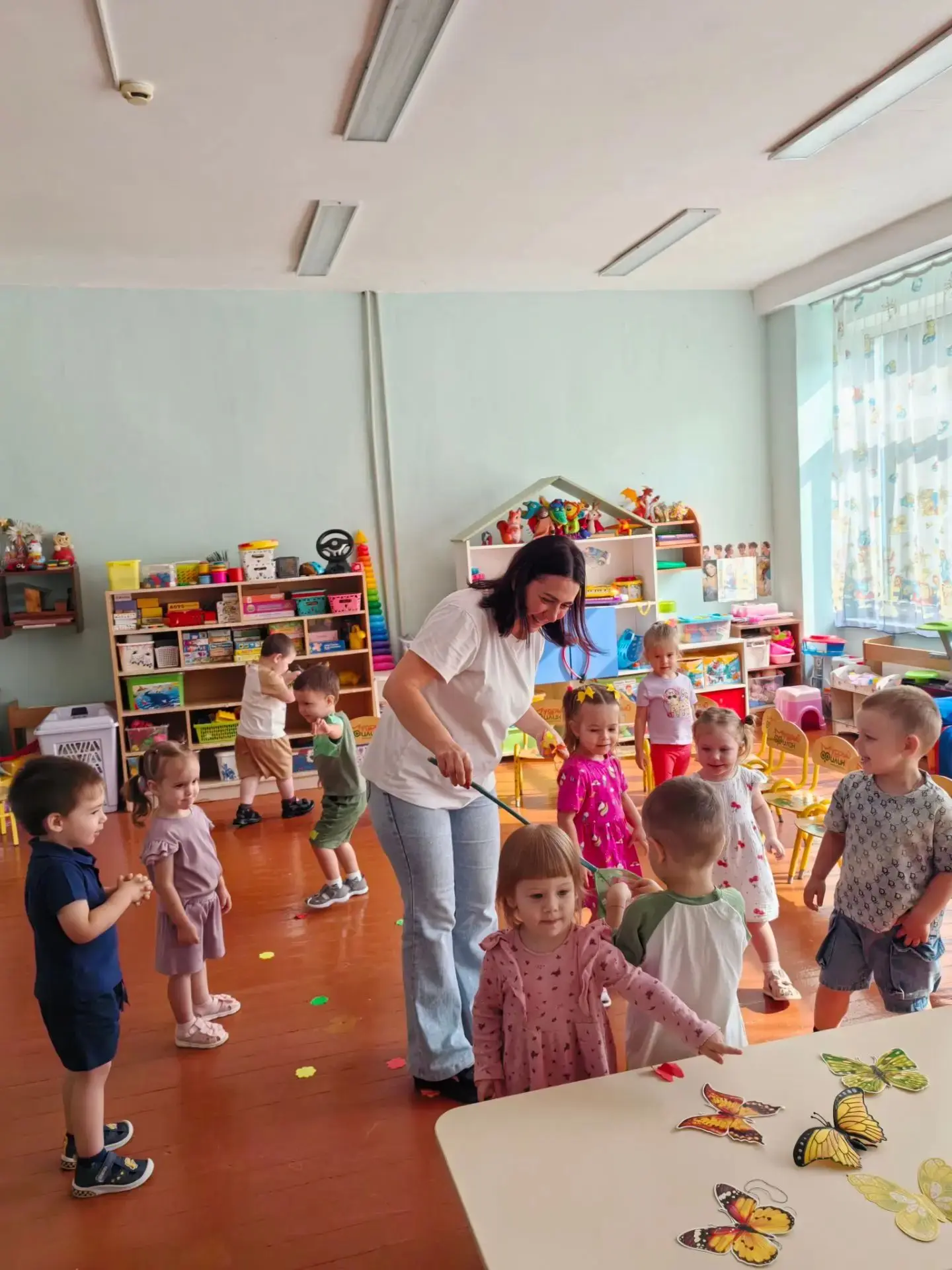 В первую младшую группу №4 "Детки- конфетки", прилетели в гости бабочки-красавивицы🦋, дети с интере