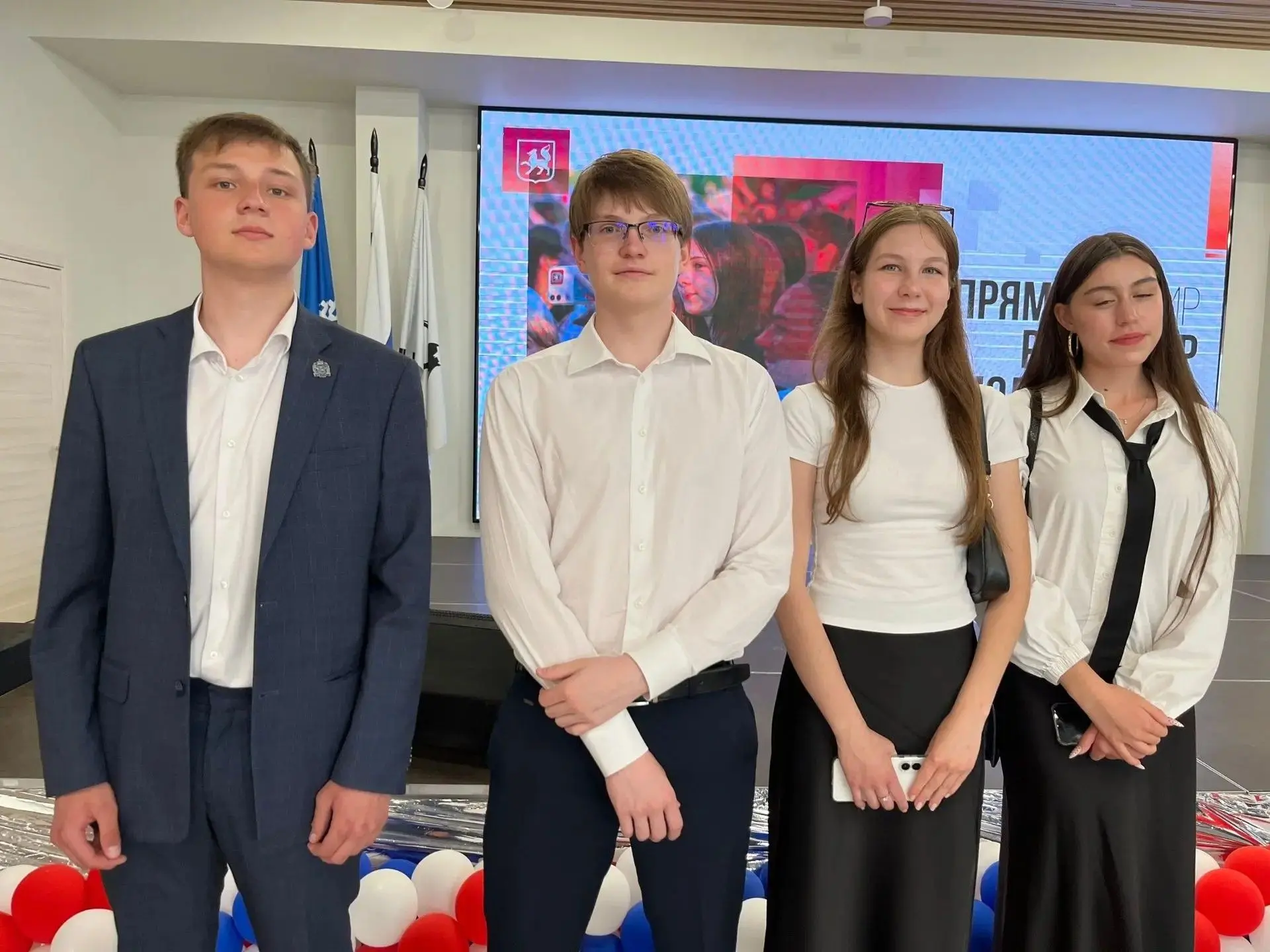 Прямой эфир: выпускники первой школы и гимназии обсудили с Главой города проблемы молодёжи.

Здорово