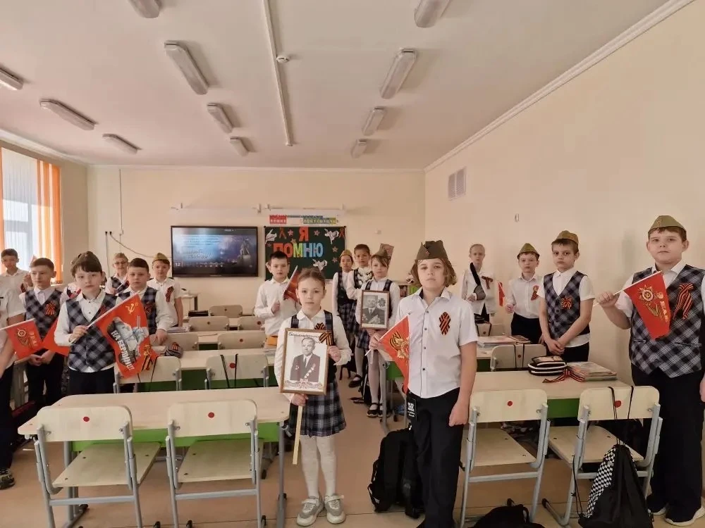 В МАОУ «Школа №10» в 3 «Д» классе прошёл настоящий **Урок Мужества**!  Мы говорили о подвигах нашего