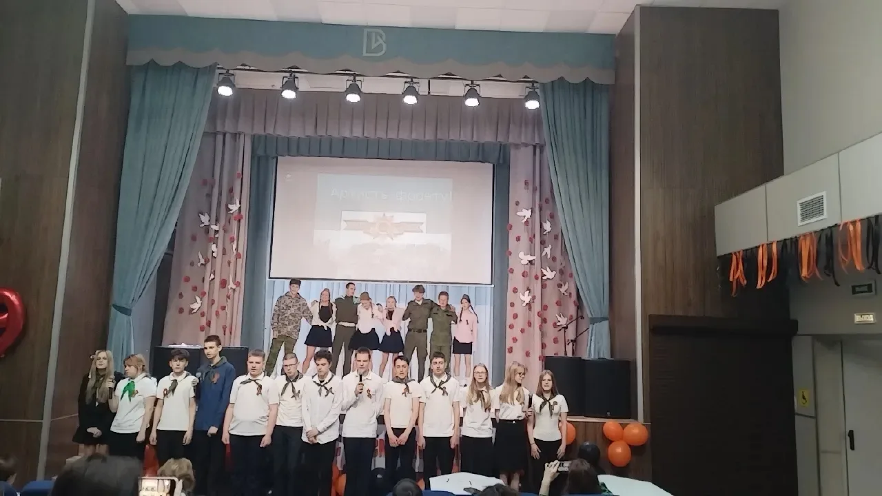 🎵 Песенный фестиваль "Артисты фронту" 🎤    7 мая в нашей школе прошёл песенный фестиваль, посвящённы