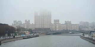 Из‑за тумана в Подмосковье уже три ночи подряд действует желтый уровень опасности. ⚠️🌫️
