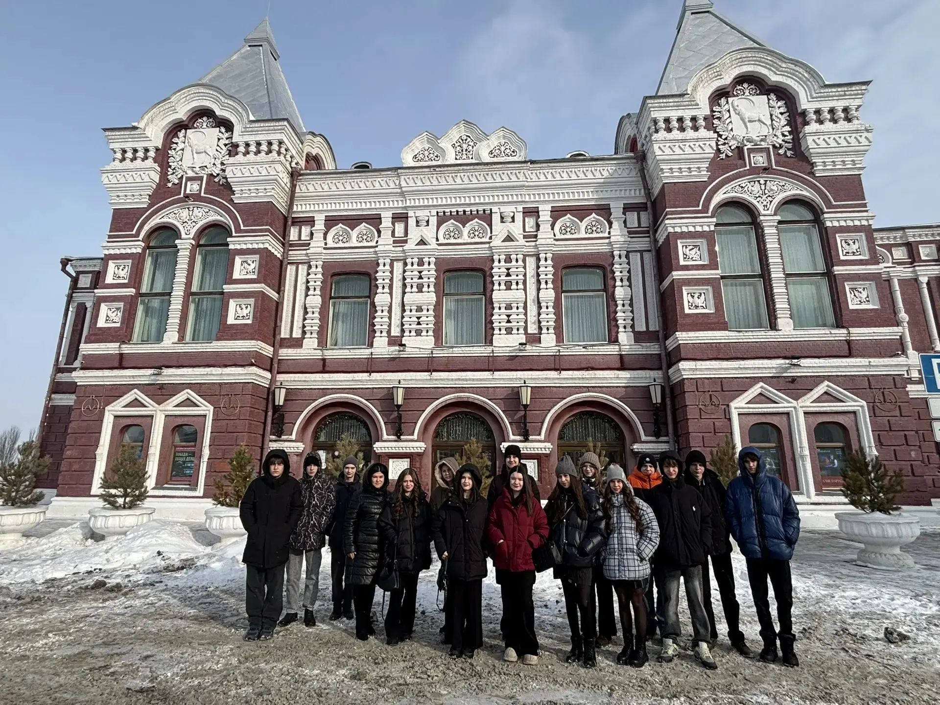 Сегодня ученики 8В класса посетили спектакль Самарского академического театра драмы им. М.Горького «