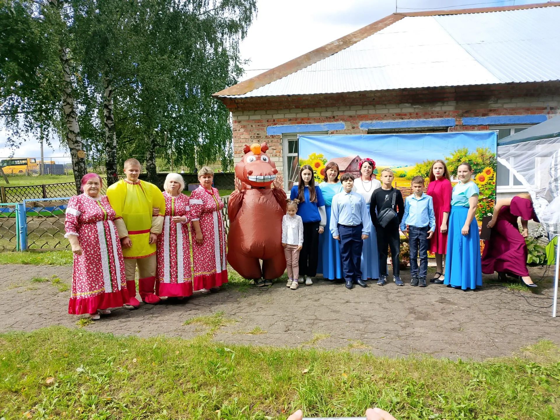 Сегодня 27.08.2026 возле здания КДЦ с. Родники состоялось праздничное мероприятие "День...