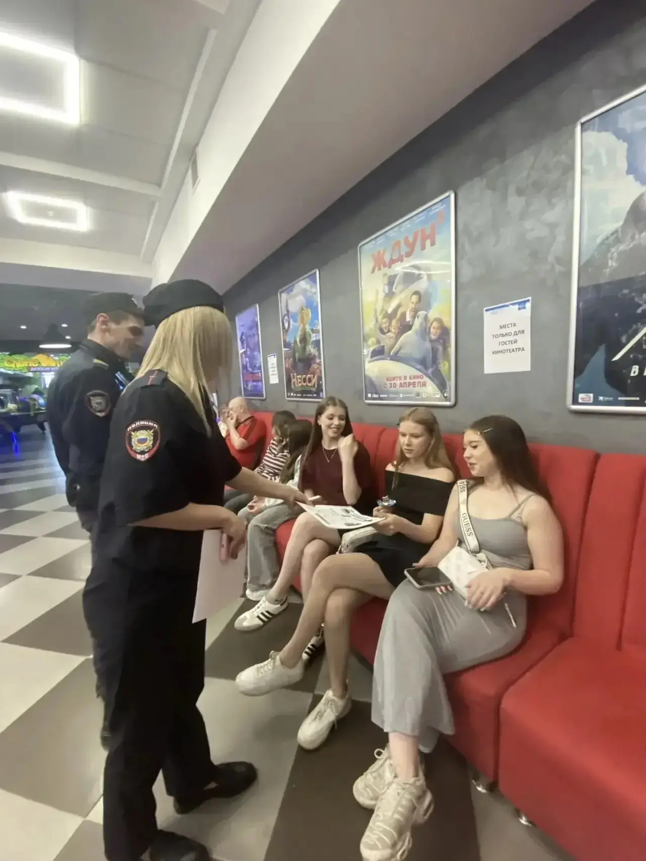 🚔 Полицейские Копейска проводят профилактические рейды среди подростков!  Сотрудники ОМВД патрулирую