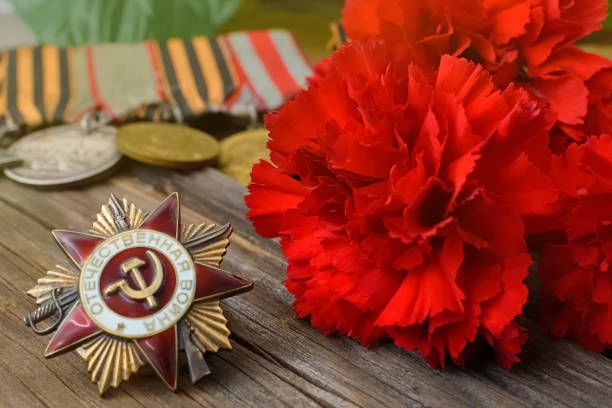 Привет, школа 🔥  Приближается День Победы - дата, когда мы чествуем ветеранов Великой Отечественной 
