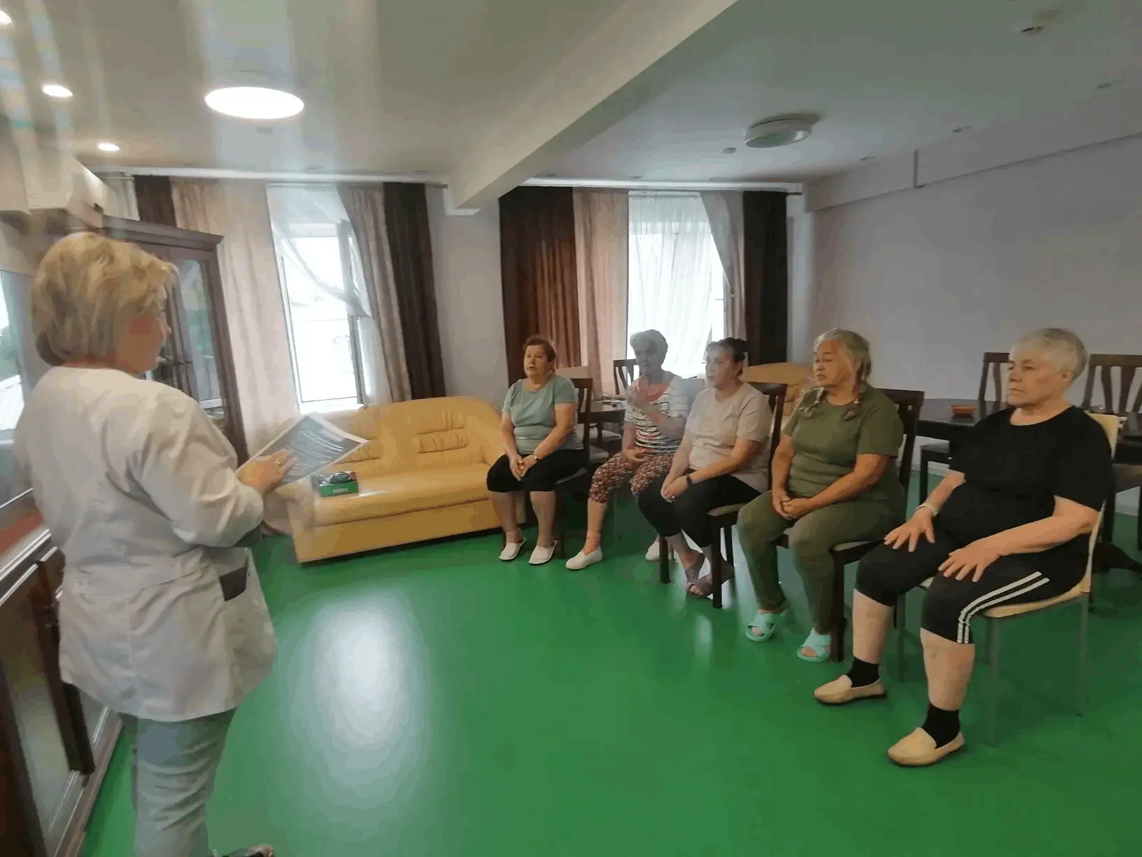С получателями социальных услуг полустационарного социально-реабилитационного отделения (г. Ефремов)