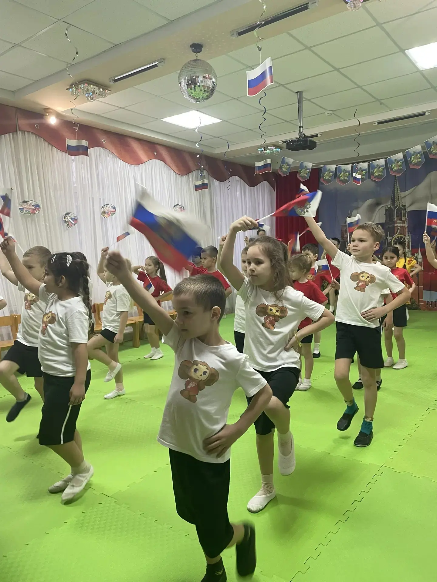 🇷🇺В преддверии праздника 23 февраля воспитанники подготовительных групп "Солнышко" и ...