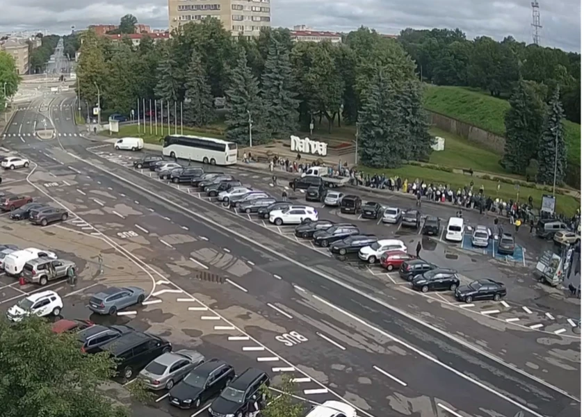 Камера - очередь из Нарвы (Эстония) в Россию https://balticlivecam.com/ru/cameras/eston...