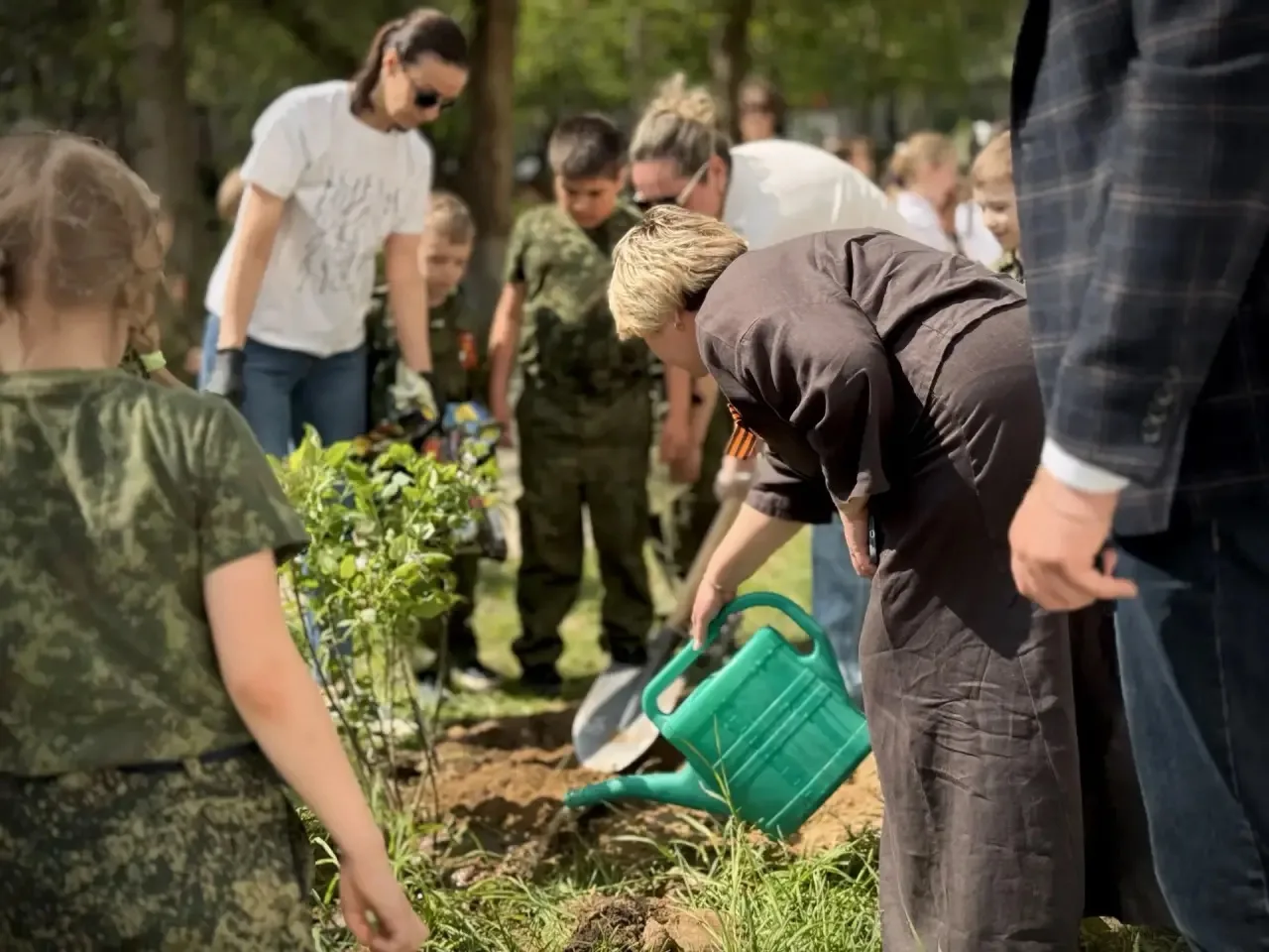 В Кадетской школе прошла традиционная акция «Сирень Победы»   В преддверии Дня Победы ученики первых