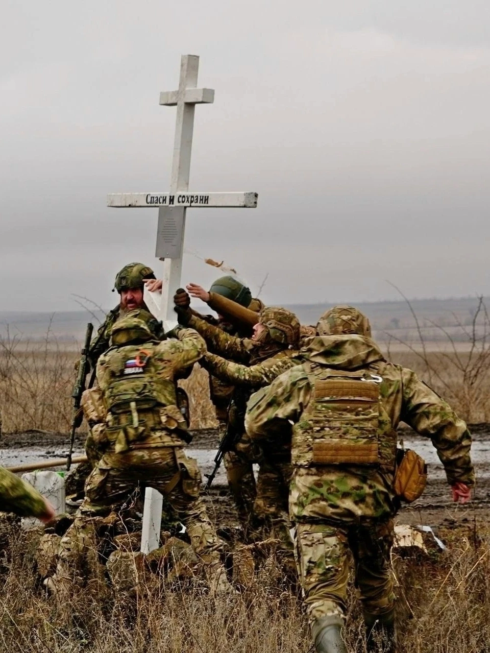 Русские солдаты поднимают крест, упавший в ходе боев. Святая Русь, храни веру православную...

Автор