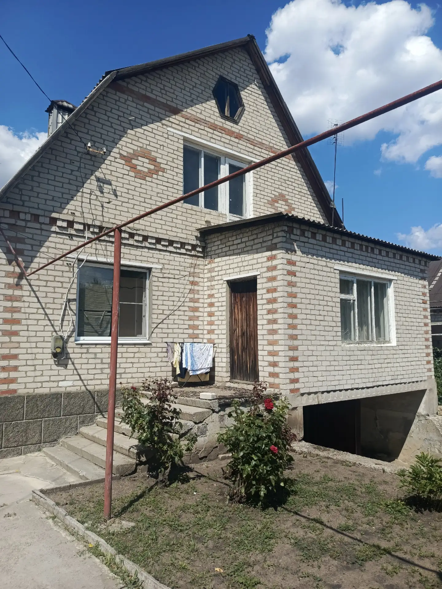 Здравствуйте! Продаётся дом в городе Лутугино по улице Щедрина: 235 квадратов, 2,5 этаж...