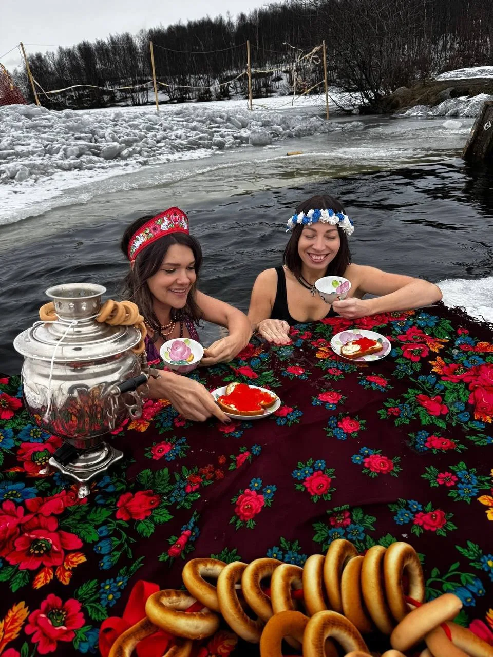 🥶 В Мурманске устроили фотосессию… прямо в проруби  На Семёновском озере местные жительницы решили п